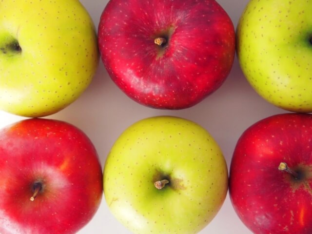 赤りんごと青りんごの謎。色の違いはなぜ起こる？味の違いはある？｜甘
