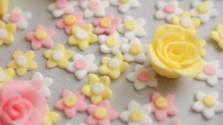 チョコより簡単なケーキ飾り マシュマロと砂糖で作るバラ リボンの作り方 マシュマロフォンダント 甘色の研究